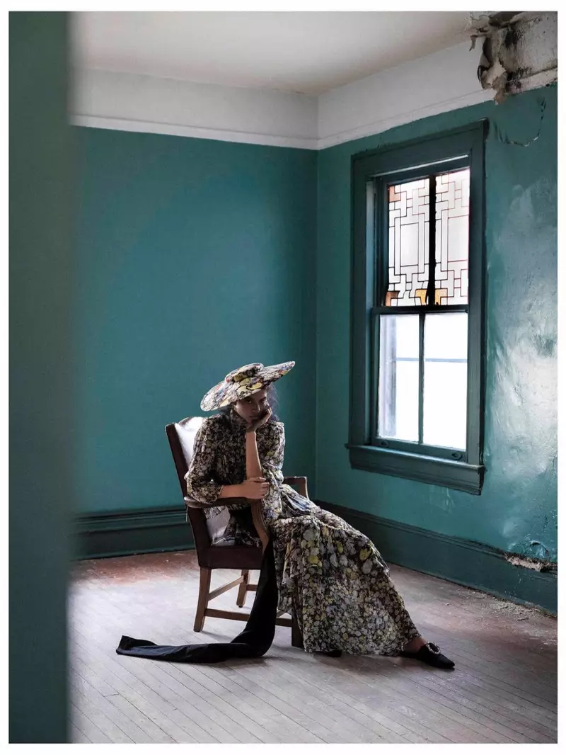 Jourdana Phillips는 Harper's Bazaar Arabia에서 로맨틱한 모습으로 포즈를 취합니다.