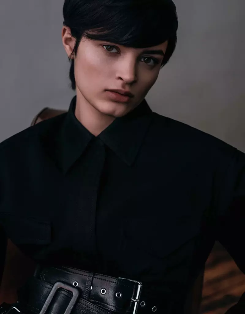 Isabella Emmack modelira minimalistično modo v tajvanskem Vogueu