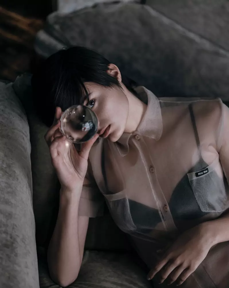 Isabella Emmack modelleert minimalistische mode in Vogue Taiwan