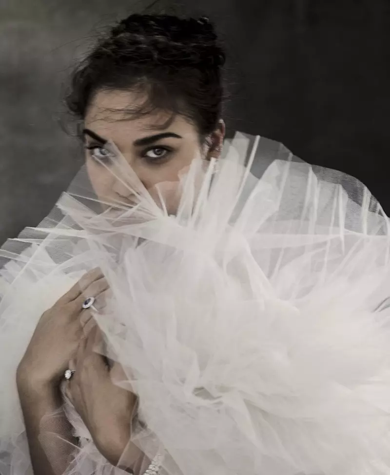 Shanina Shaik dia nanao akanjo fampakaram-bady ho an'ny Vogue Brides Australia