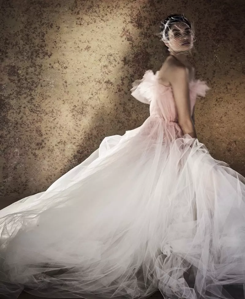 Η Shanina Shaik Wows με νυφικά για το Vogue Brides Australia