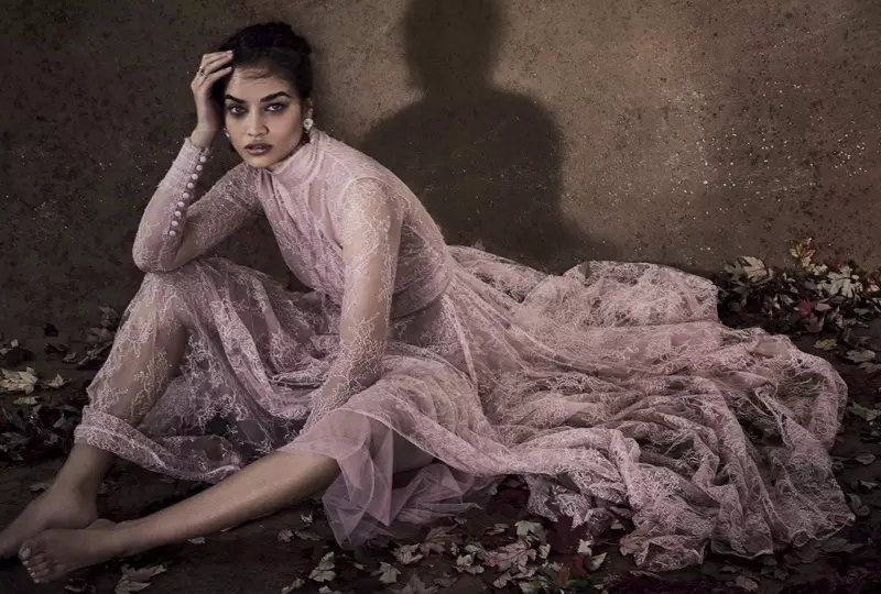 Shanina Shaik Buaite ina Gúnaí Bainise do Vogue Brides Astráil