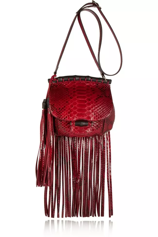 Bag ysgwydd python Gucci Fringed ar gael yn Net-a-Porter am $3,100.