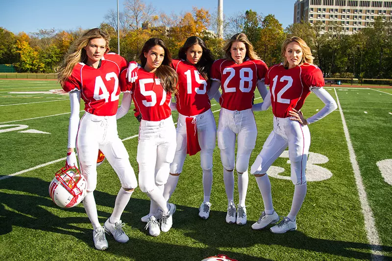 Victoria's Secret-ի մոդելները խաղում են դաշտում 2016 Super Bowl գովազդում