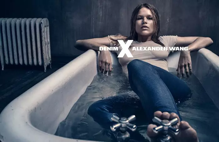 Ang mga bituon ni Anna Ewers sa kampanya ni Alexander Wang Denim