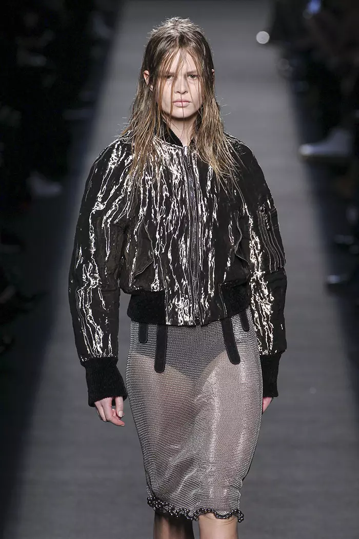 Anna Ewers katika onyesho la barabara ya kurukia ndege la majira ya baridi-baridi la Alexander Wang 2015. Picha: FashionStock.com / Shutterstock.com