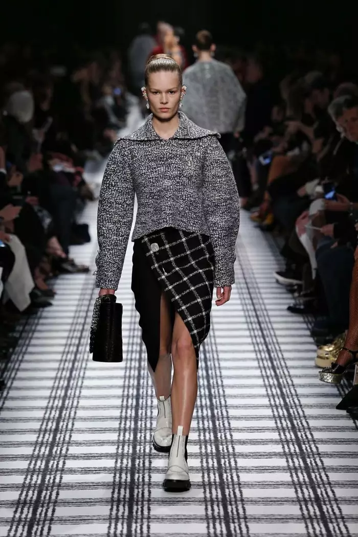 Anna Ewers Balenciaga 2015 m. rudens-žiemos kilimo ir tūpimo tako šou. Nuotrauka: Balenciaga