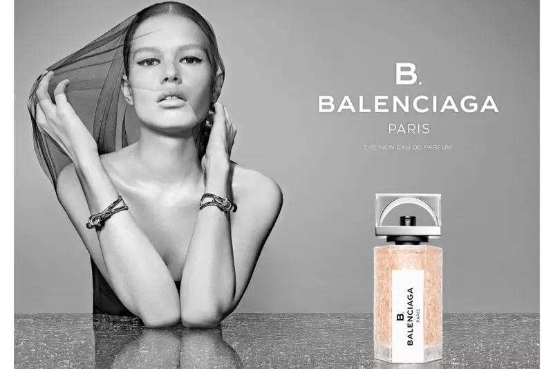 Anna Ewers prowadzi reklamy perfum Balenciaga „B”. Wang jest obecnym dyrektorem kreatywnym marki.