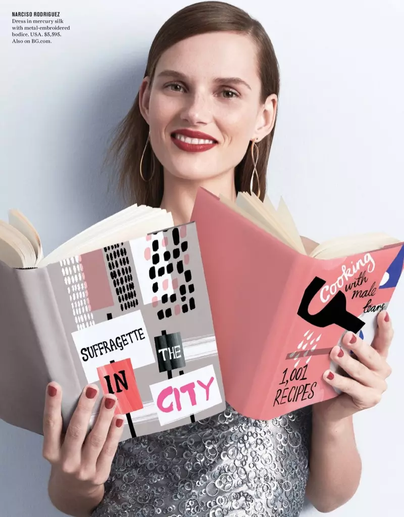 Het model, gekleed in Narciso Rodriguez, poseert met boeken in deze glamoureuze foto