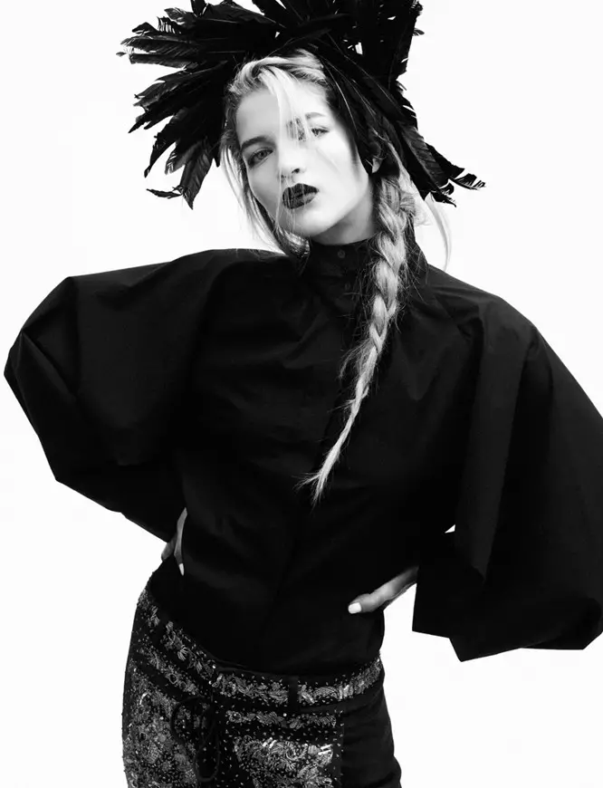 Lydia Carron Dons Winter Capes untuk Amica Disember 2012 oleh Takahiro Ogawa