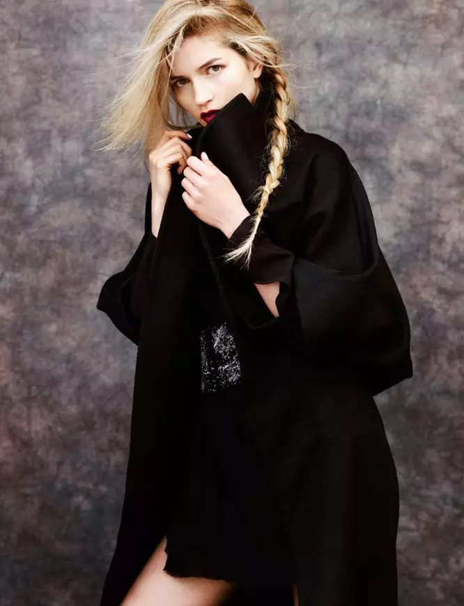 Lydia Carron si nadene zimske pelerine za Amica december 2012 avtorja Takahiro Ogawa