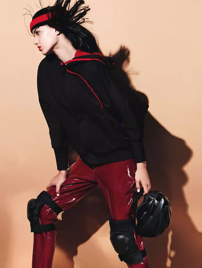 Jenna Earle mélange sport et style pour Amica octobre 2012, photographiée par Takahiro Ogawa