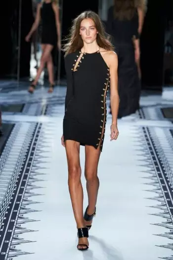 Versus Versace na-atụgharị ọkụ maka oge opupu ihe ubi 2015 ya na Anthony Vaccarello