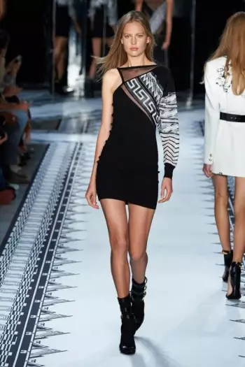 I-Versus Versace ijika ubushushu beNtwasahlobo ka-2015 kunye no-Anthony Vaccarello