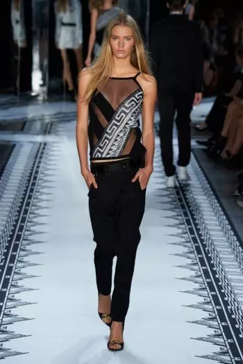 I-Versus Versace ijika ubushushu beNtwasahlobo ka-2015 kunye no-Anthony Vaccarello