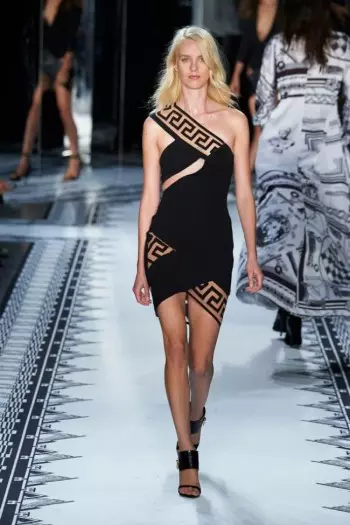 I-Versus Versace ijika ubushushu beNtwasahlobo ka-2015 kunye no-Anthony Vaccarello