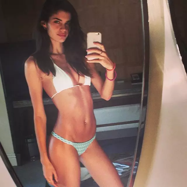 Sara Sampaio 在比基尼 Instagram 上发布了一条信息，称她为自己的身体感到自豪，不会再让人们欺负她了。