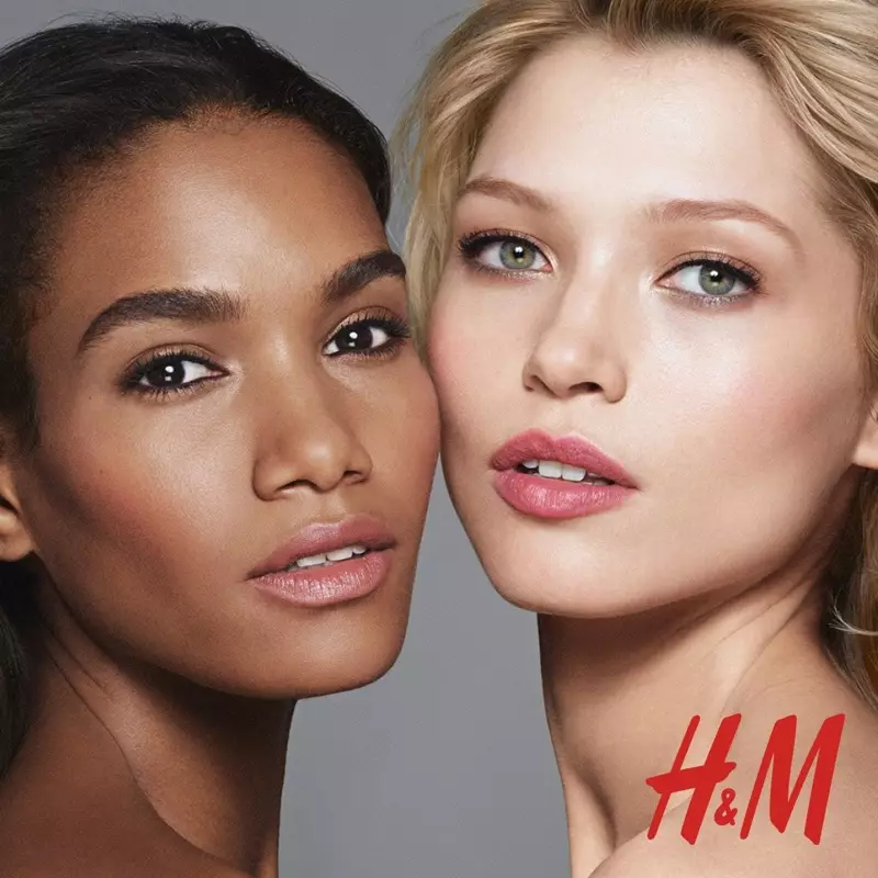 آرلينس سوسا ۽ هانا جيريڪووا H&M خوبصورتي لاءِ پوز ڏئي رهيا آهن