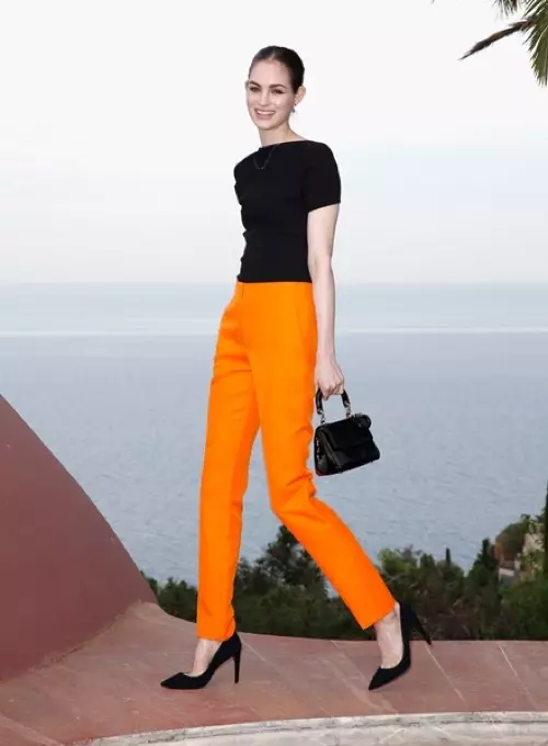 Laura Love dans un haut en laine noire Dior et un pantalon en laine. Photo : Getty Images