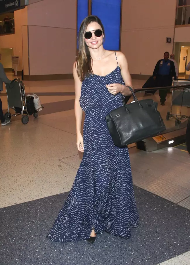 Miranda Kerr LAX atrodė laisvai su Diane Von Furstenberg suknele, „Prada“ akiniais nuo saulės ir „Hermes“ krepšiu. Nuotrauka: STPR / PRPhotos.com