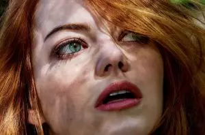 Emma Stone pozuoja žurnalui Interviu ir pokalbiams Andrew Garfield