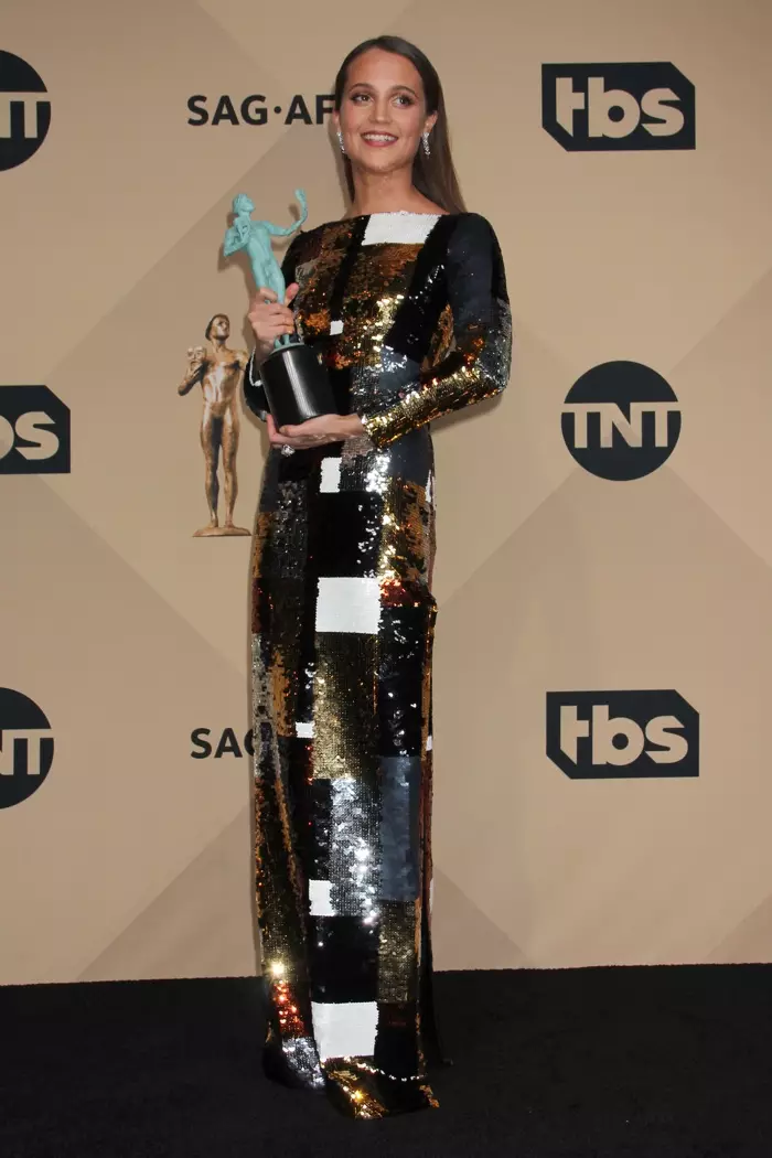 1月30日：アリシア・ヴィキャンデルが2016SAGアワードで彼女の像を持ってポーズをとります。 AliciaはLouisVuittonのドレスを着ていました。写真：Helga Esteb / Shutterstock.com