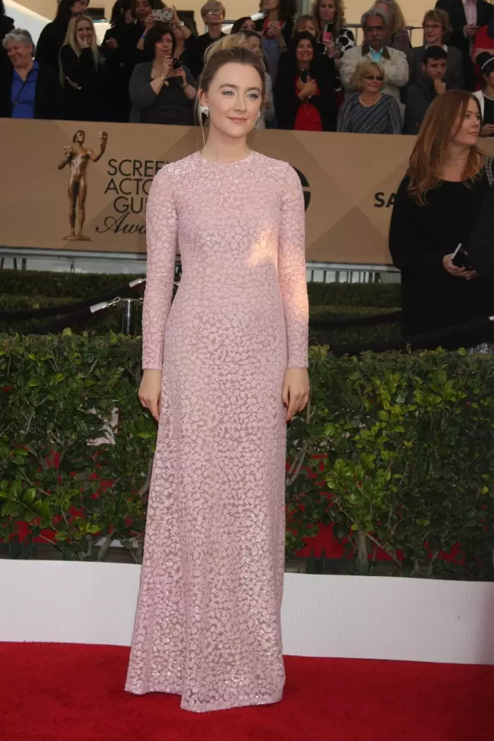 1月30日：Saoirse Ronanは、ピンクの長袖MichaelKorsCollectionドレスを着て2016SAGAwardsに参加します。写真：Helga Esteb / Shutterstock.com