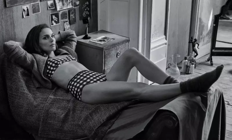 Natalie Portman loungen in The Elder Statesman trui met gingham print Solid & Striped bikinitop en broekje