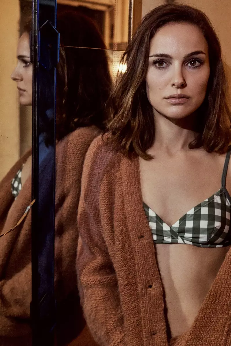 Natalie Portman koser seg i cardigan nr. 6 med solid og stripet bikini med ginghamprint