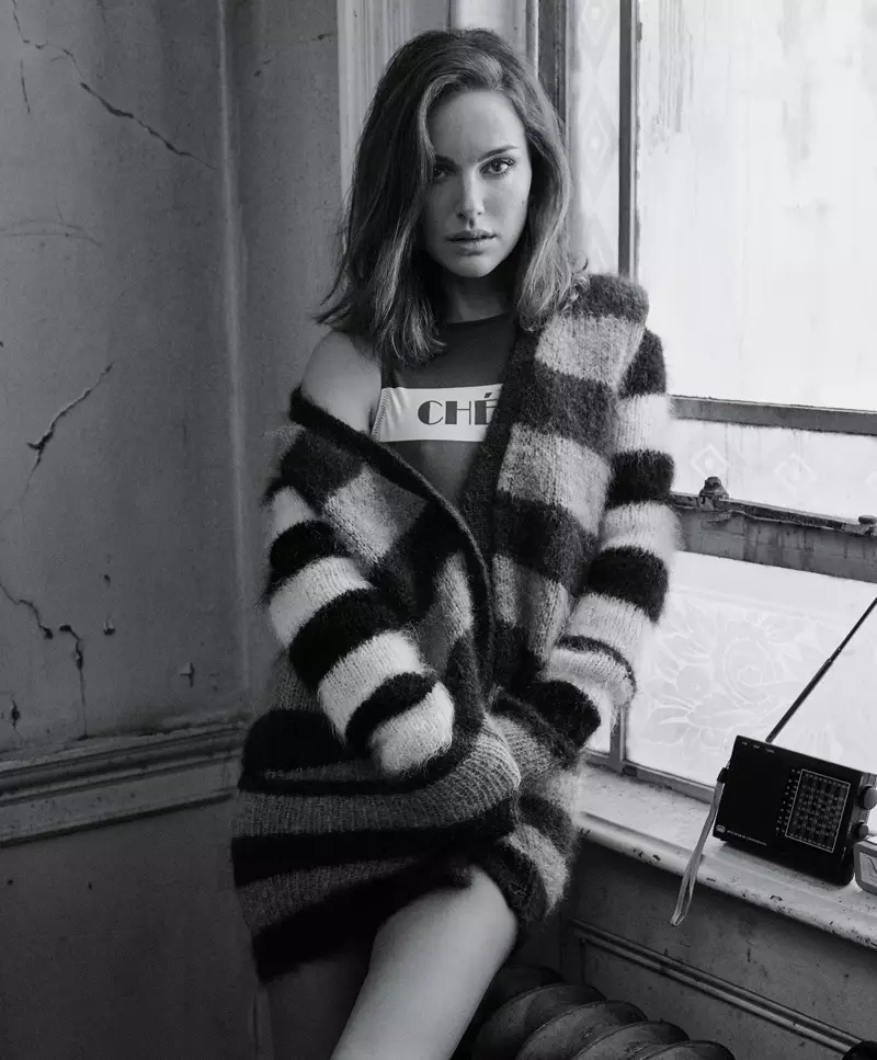 Natalie Portman Pozas en Must-Have Sweaters por T Magazine