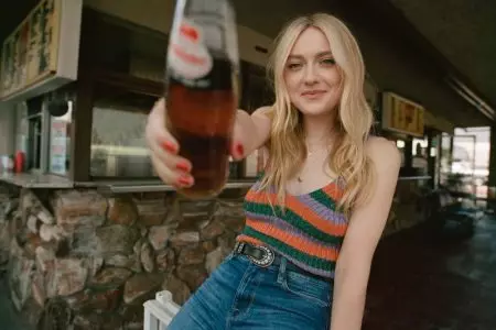 Dakota Fanning pózuje ve svobodomyslném vzhledu pro PORTER Edit