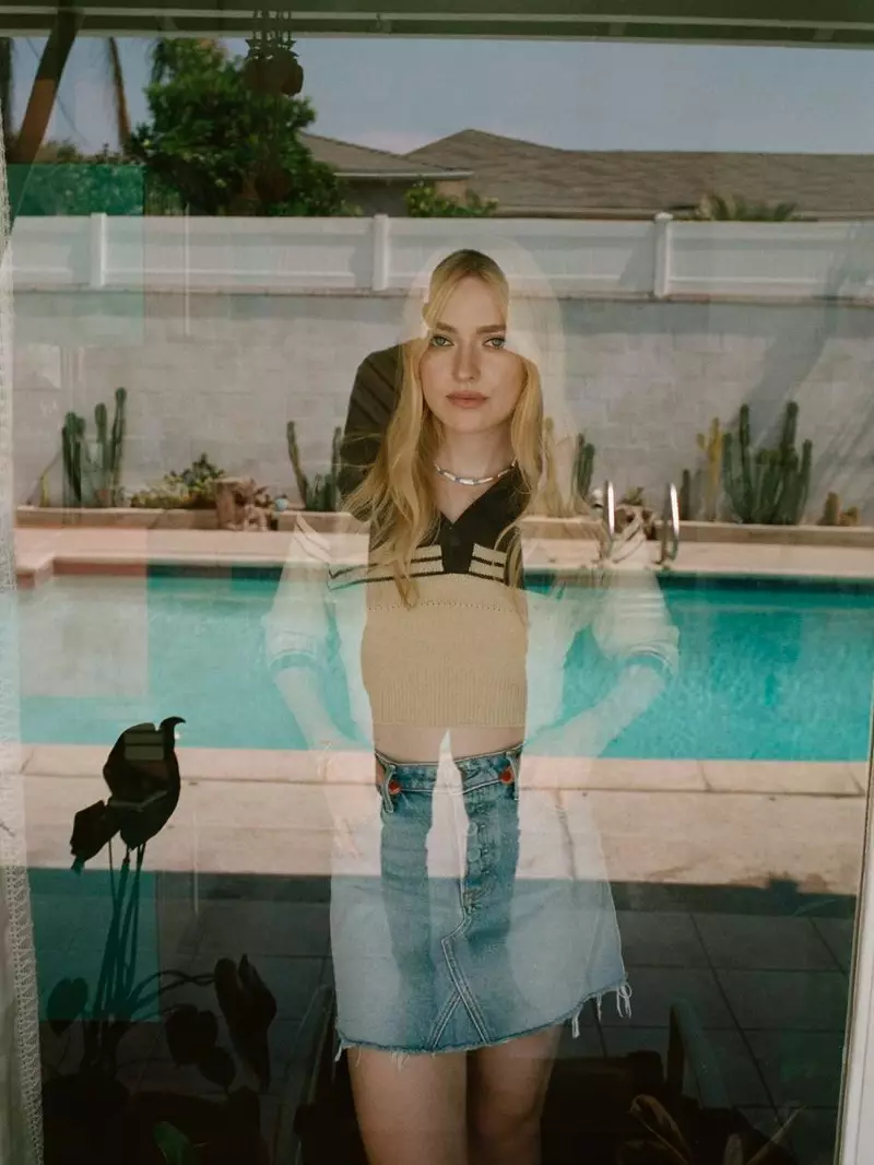 Dakota Fanning indossa la polo Miu Miu e la minigonna in denim GRLFRND