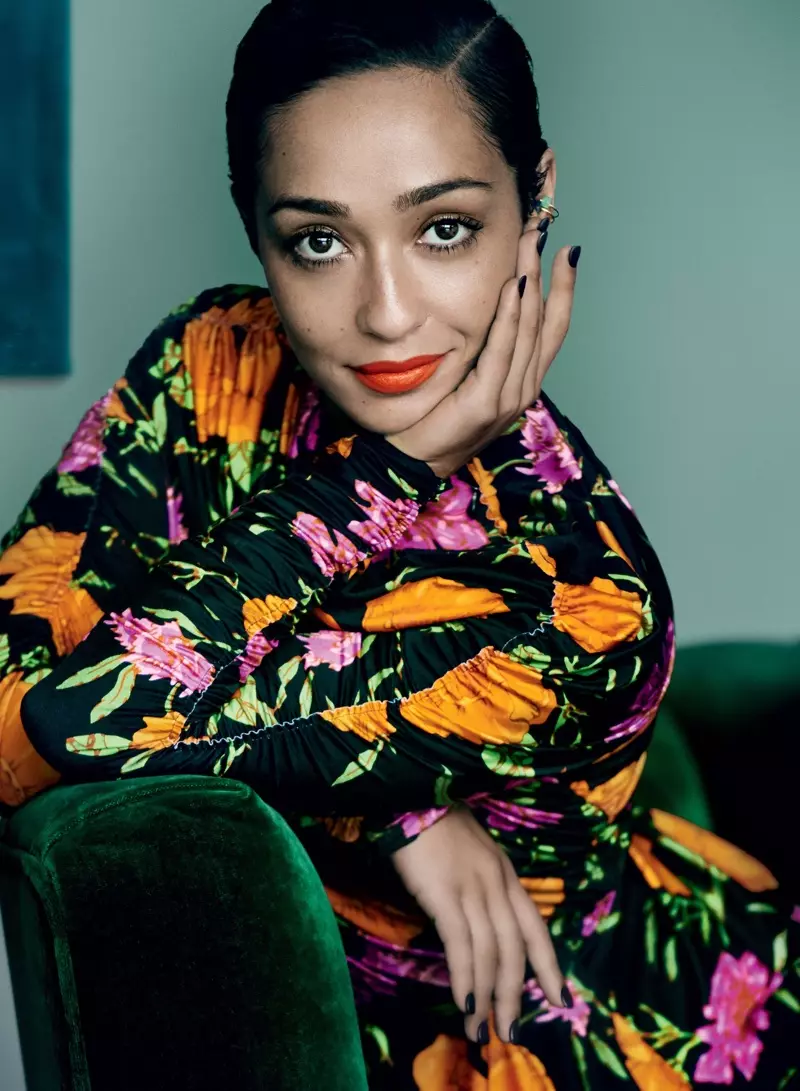 Ruth Negga thể hiện những bản in đậm trong bức ảnh bìa Vogue