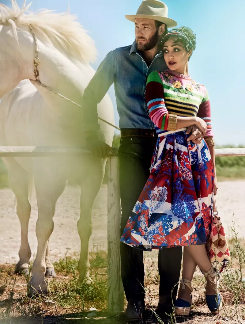 Posando junto a un caballo blanco, la actriz Ruth Negga posa con un suéter y una falda de Gucci. Foto: Vogue/Mario Testino