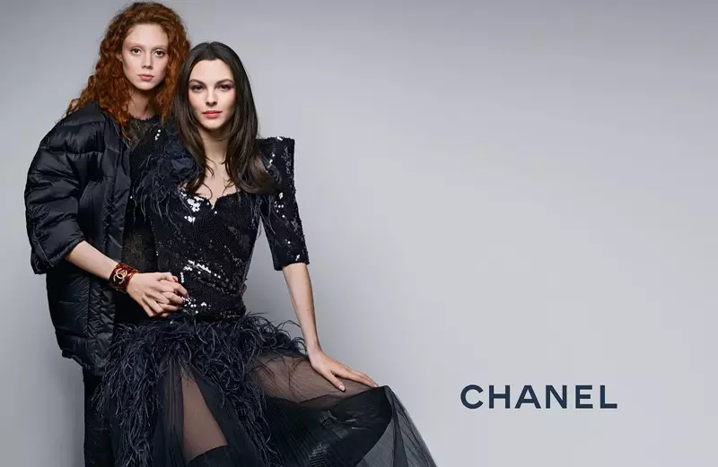 Natalie Westling en Vittoria Ceretti stjer yn Chanel's kampanje foar hjerst 2017