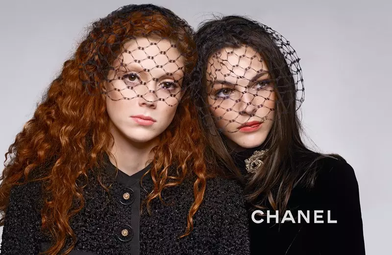 Natalie Westling na Vittoria Ceretti bitwikiriye imyenda mishya ya Chanel yo kwiyamamaza mbere yo kugwa 2017