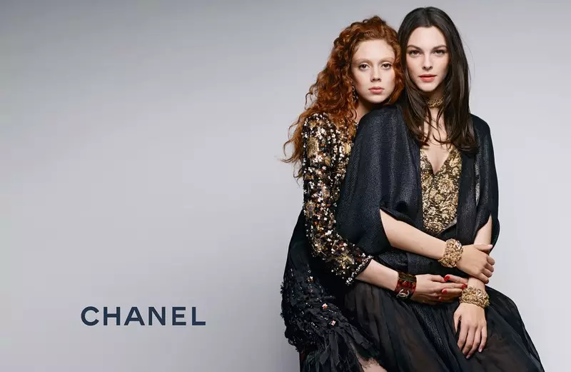 מאָדעלס Natalie Westling און Vittoria Ceretti פּאָזע אין טשאַנעל ס פאַר-פאַלן 2017 קאמפאניע