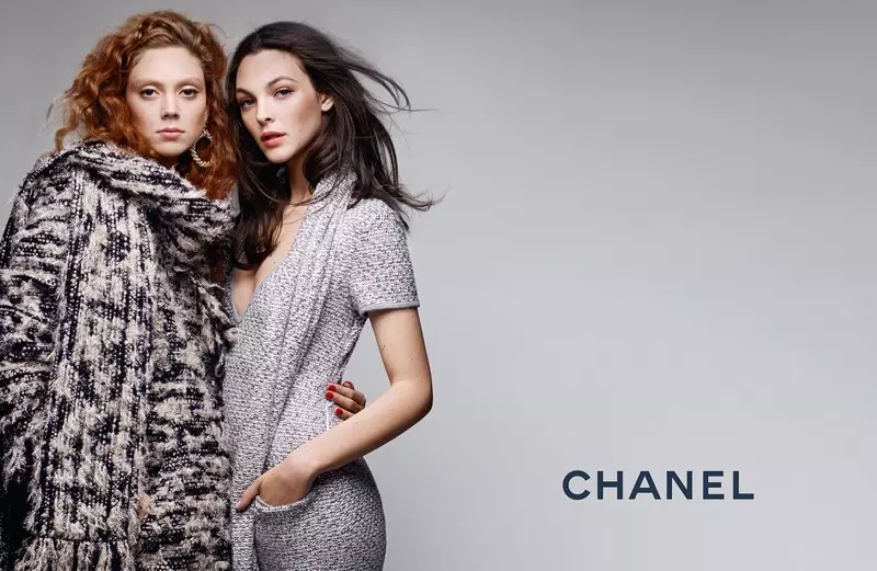 Lúkse knitwear stiet út yn Chanel's kampanje foar hjerst 2017