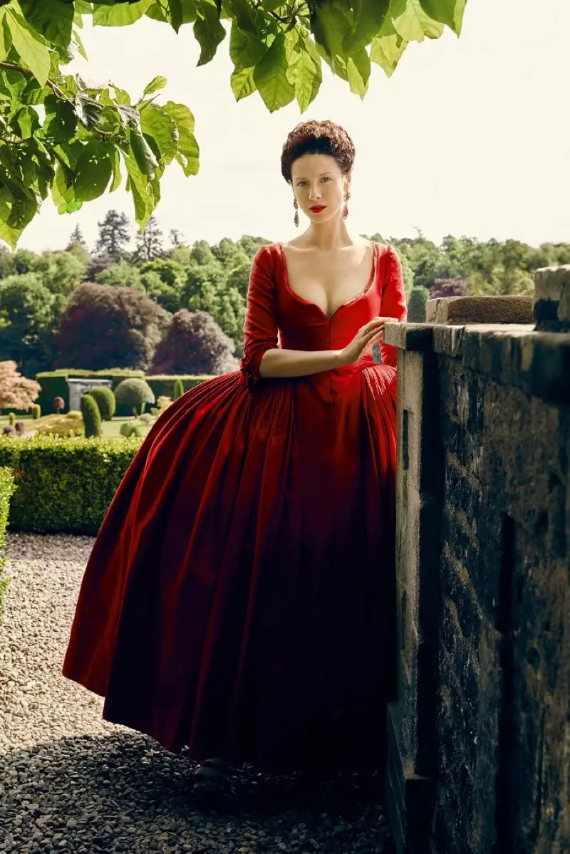 Caitriona Balfe e le Claire Randall ka setšoantšo sa papatso sa Outlander season 2 a apere seaparo se sefubelu. Senepe: Starz