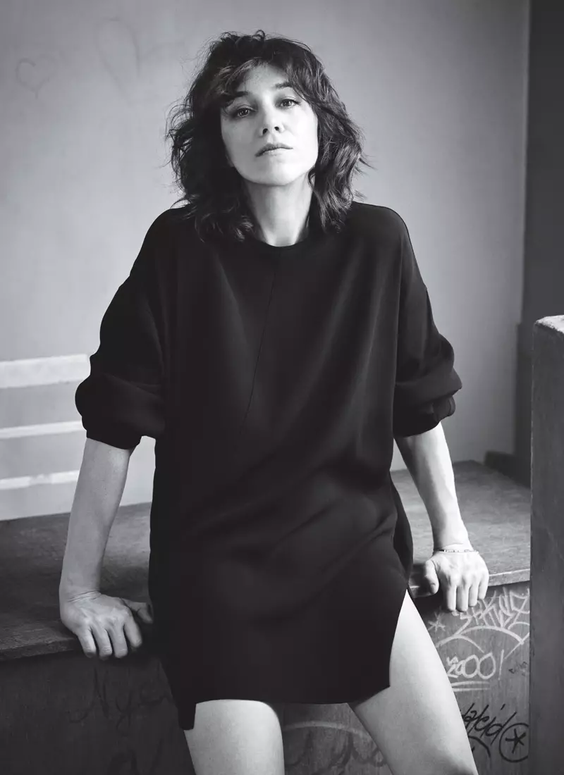 Charlotte Gainsbourg သည် အားစိုက်ထုတ်ကာ စတိုင်လ်ကျသော ပုံစံများဖြင့် ဝတ်ဆင်ထားသည်။