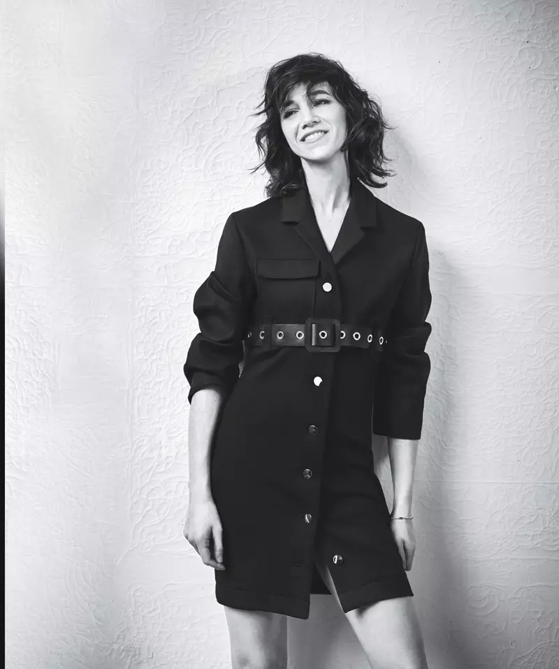 ម៉ូដែល Charlotte Gainsbourg អាវដែលមានប៊ូតុងឡើងជាមួយនឹងខ្សែក្រវ៉ាត់