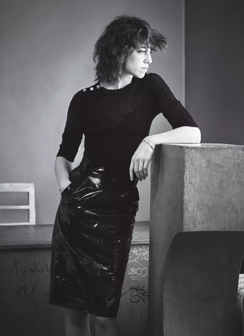 Charlotte Gainsbourg pose dina baju haneut knit kalayan rok cangkéng luhur