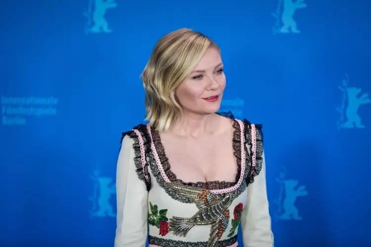 FEBRUARI 2016: Kirsten Dunst anahudhuria Tamasha la 66 la Kila Mwaka la Filamu la Berlin akiwa amevalia mavazi ya Gucci. Picha: taniavolobueva / Shutterstock.com