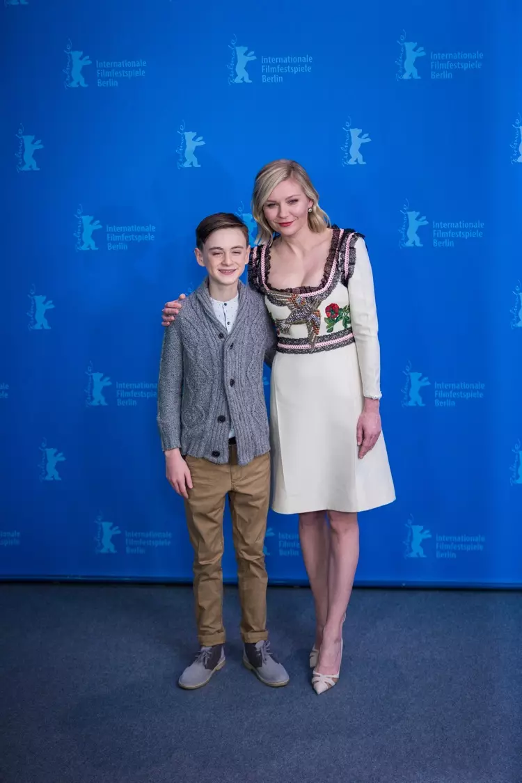 FEBRUAR 2016: Kirsten Dunst besucht die 66. jährlichen Berliner Filmfestspiele in einem Gucci-Kleid. Foto: taniavolobueva / Shutterstock.com