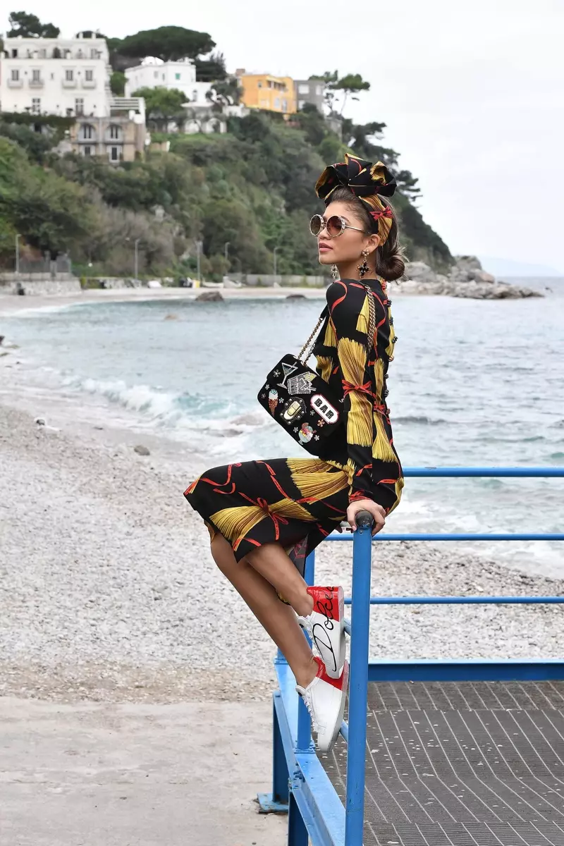 Zendaya Coleman klæddist pastaprentuðum kjól og situr bakvið tjöldin í vorherferð Dolce & Gabbana 2017