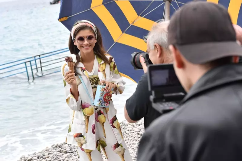 Zendaya Coleman poserar i Capri, Italien bakom kulisserna på Dolce & Gabbana-kampanjen