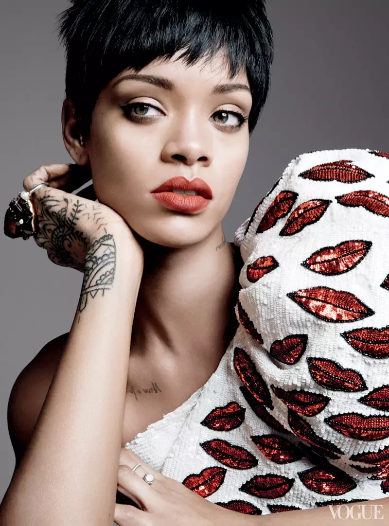 Rihannak Vogueko hirugarren azala lortu du aldizkariaren martxoko zenbakian