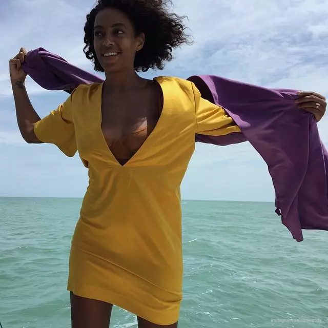 Solange ቢጫ ሹራብ ቀሚስ ለብሷል