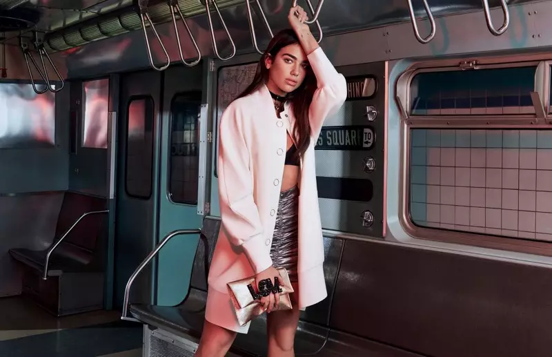 Dua Lipa poseeraa metrossa Patrizia Pepen kevät-kesä 2018 -kampanjassa