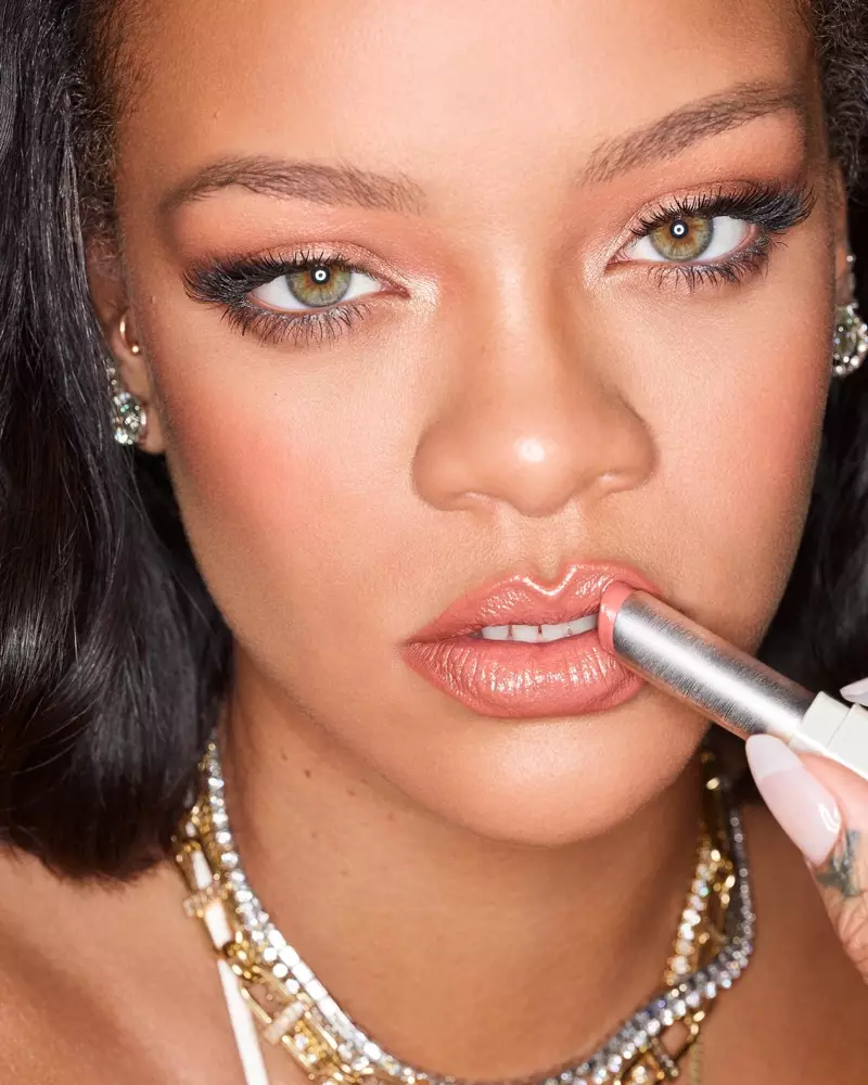 Rihanna schittert in de campagne Fenty Beauty SLIP SHINE Sheer Shiny Lipstick.